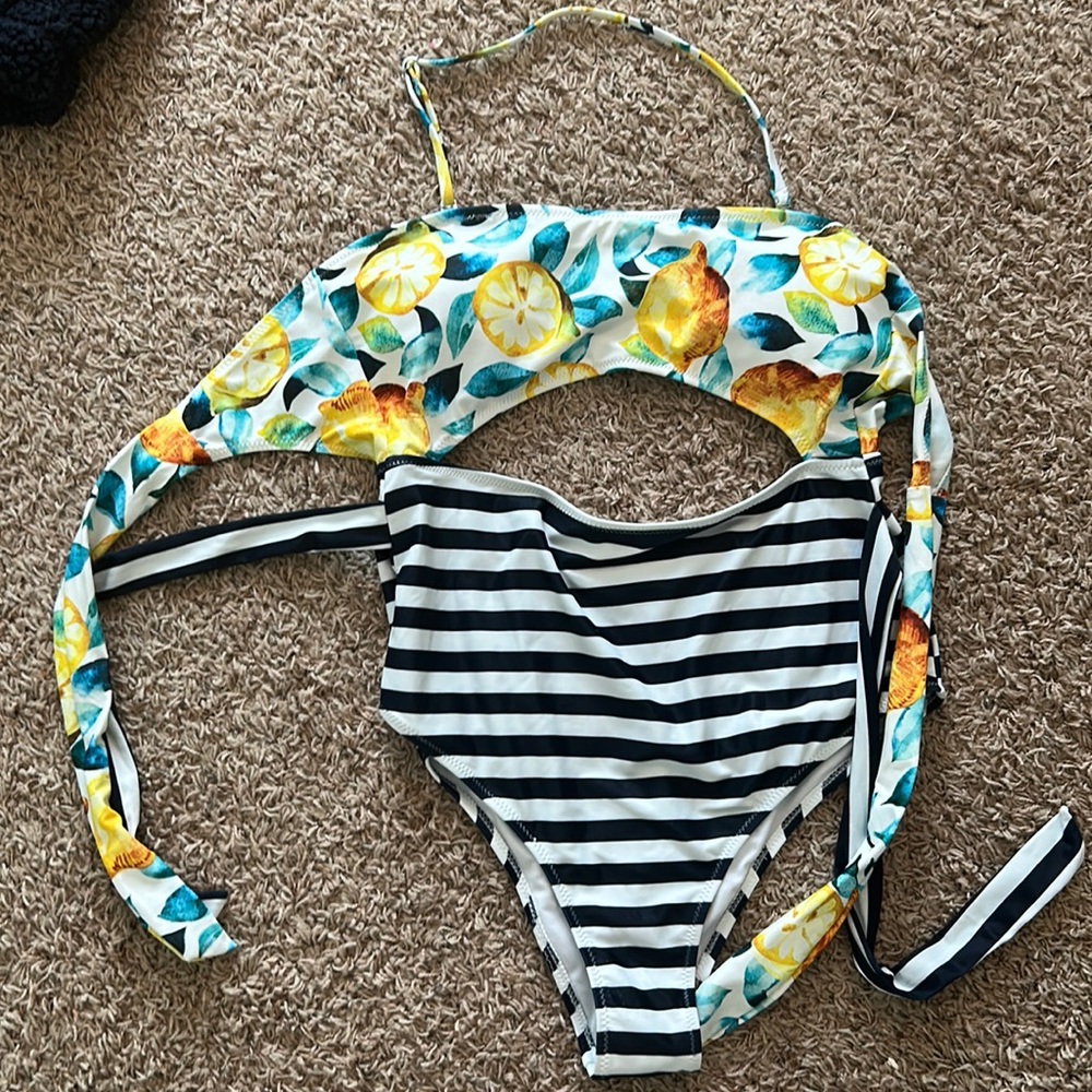 NWT Cupshe size large bathing suit